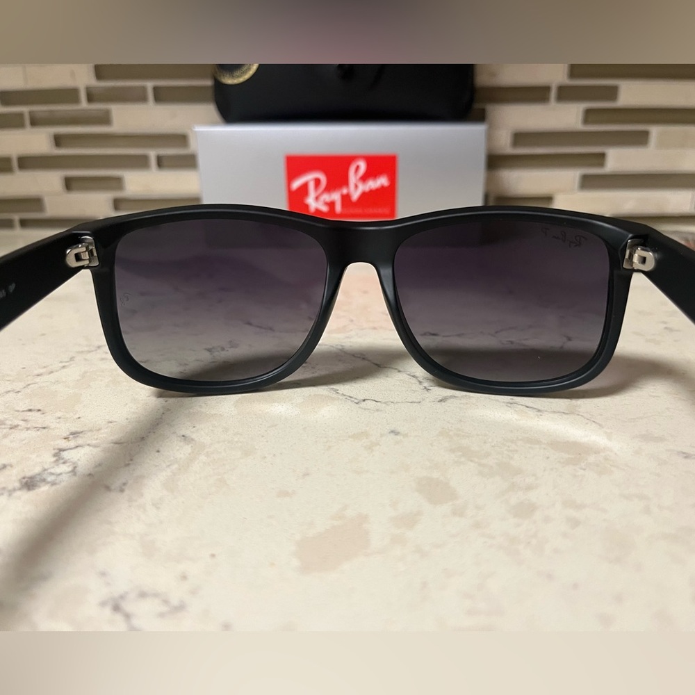 Ray-Ban Justin Black Polarized Gradient Grey Lens 54MM Sunglasses RB4165 622/T3 - Picture 5 of 10